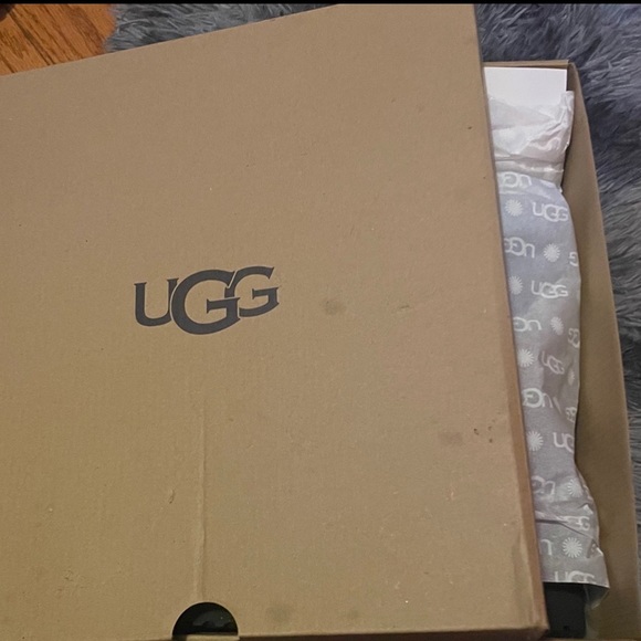 SOLD ‼️ Classic Short II Ugg Boots - Picture 4 of 5
